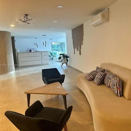 Beachfront Bliss, Your Ocean Escape Apartamento