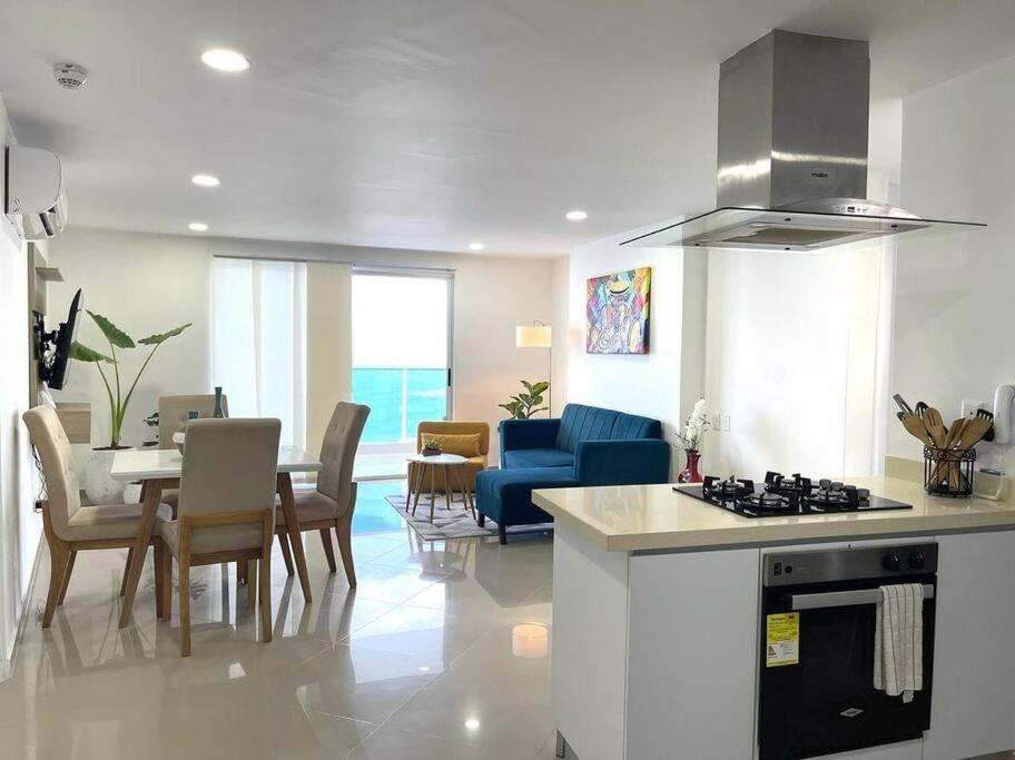 Beachfront Bliss, Your Ocean Escape Apartamento *